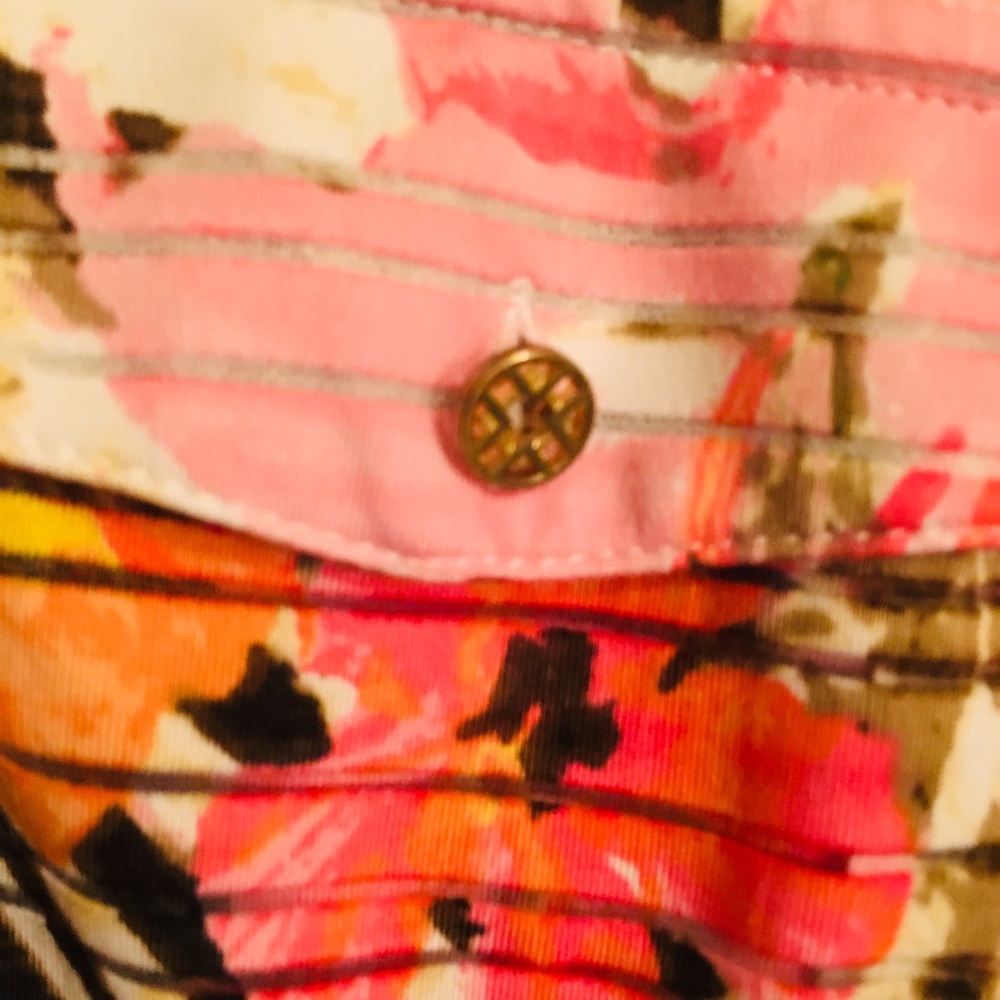 Excellent like new Two front pocket flower top